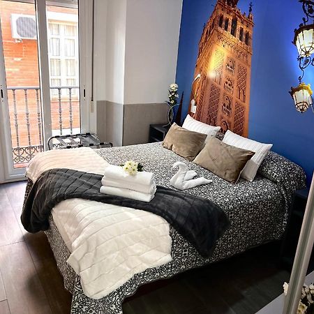 Hostal Paco'S Seville Exterior photo A bedroom at the hotel